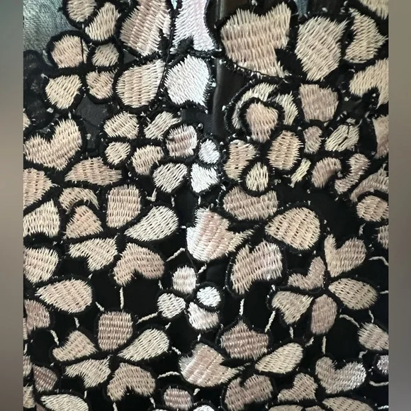 Women’s NEW NEVER WORN DRESS - Picture 4 of 9